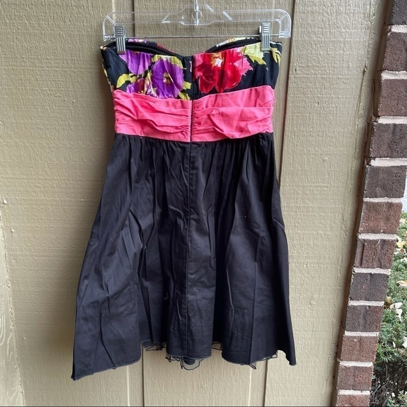 Strapless Black and Floral mini dress | size 3 - Picture 4 of 8